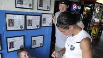 <b>DESEADA. </b>Vero Boquete firma un autógrafo a dos aficionados tras el entrenamiento.