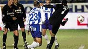 <b>SU ÚLTIMO GOL</B>. Raúl no marca desde que le hiciera dos al Alavés en el encuentro de Mendizorroza.