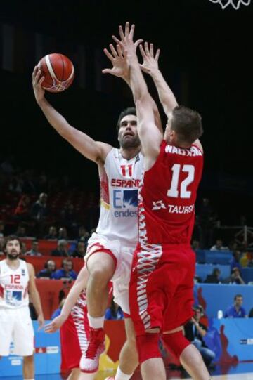 El alero español, Fernando San Emeterio (i), y el escolta polaco Adam Waczynski (d) durante el partido de octavos de final del Europeo 2015 entre las selecciones de España y Polonia, celebrado en el estadio Pierre Mauroy de la localidad francesa de Lille. 