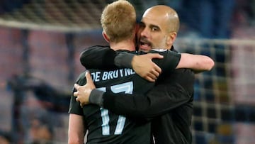 Guardiola abraza a De Bruyne, tras un partido del Manchester City.