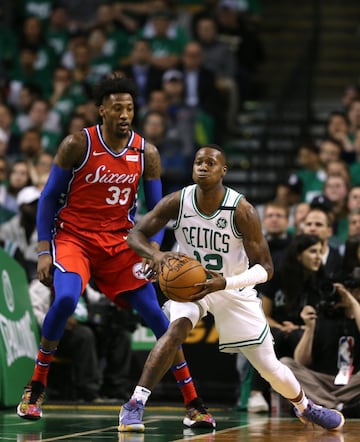 Robert Covington defendiendo a Terry Rozier.