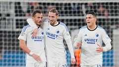 Copenhagen (Denmark), 08/11/2023.- FC Copenhagen's Diogo Goncalves (L) celebrates with teammates Rasmus Falk (C) and Mohamed Elyounoussi (R) after scoring a penalty goal in the UEFA Champions League Group A soccer match between FC Copenhagen and Manchester United at Parken stadium in Copenhagen, Denmark, 08 November 2023. (Liga de Campeones, Dinamarca, Copenhague) EFE/EPA/Liselotte Sabroe DENMARK OUT
