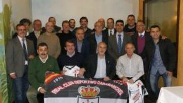 FAMILIA DEL &#039;CARA&#039;. El Carabanchel celebra sus 100 a&ntilde;os y ayer reuni&oacute; en la arrocer&iacute;a Aynaelda a exjugadores, exentrenadores, periodistas y la comisi&oacute;n del centenario.
 