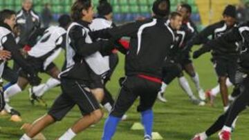 <b>PUESTA A PUNTO. </b>La plantilla sevillista se entrenó ayer en el césped del Ukrayina Stadion.