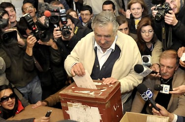 El candidato presidencial uruguayo del gobernante Frente Amplio, José Mújica, emite su voto durante las elecciones generales presidenciales del 25 de octubre de 2009 en Montevideo, Uruguay.