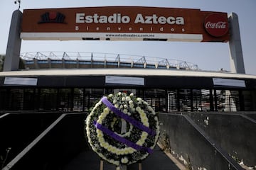 Una corona de flores a la entrada del Estadio Azteca en Ciudad de México. En este estadio Maradona des lumbró al mundo en el Mundial de 1986.