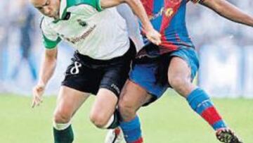 <b>EL CRACK NO BRILLÓ. </b>Ronaldinho intenta fajarse del santanderino Colsa durante el partido de ayer en El Sardinero.