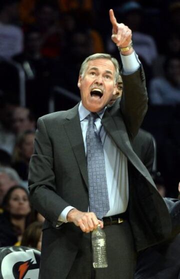 Mike D'Antoni, dando instrucciones a los Lakers.