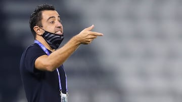 Sadd&#039;s Spanish coach Xavi speaks to his players during the AFC Champions League group D match between UAE&#039;s Al-Ain and Qatar&#039;s Al-Sadd on September 15, 2020, at the Jassim Bin Hamad Stadium in the Qatari capital of Doha. (Photo by KARIM JAA