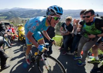 Varios ciclistas se abren paso entre la gente hoy en el Alto de La Antigua, en la localidad guipuzcoana de Zumarraga, durante la tercera etapa de la 55 edición de la Vuelta al País Vasco.