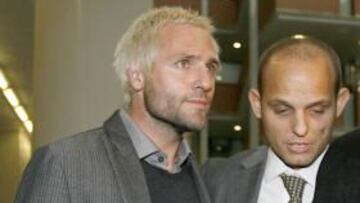 <b>MISMA SITUACIÓN.</b>El portero valencianista no descarta tomar las mismas medidas que su compañero David Albelda.