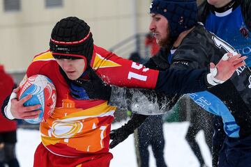 Jugadores de rugby aficionados participan en un torneo de rugby sobre la nieve en el suburbio de Zelenograd de Moscú. El evento deportivo anual reúne a 28 equipos masculinos y 12 femeninos.