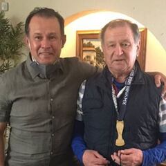 Reynoso le dio su medalla de campeonato al profe Meza