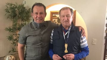 Enrique Meza y Juan Reynoso posan para la foto