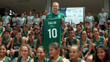 Sasu Sal&iacute;n posa con la cantera en su presentaci&oacute;n como nuevo jugador del Unicaja de M&aacute;laga.