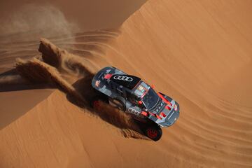 Mattias Ekstrom y Emil Bergkvist durante la sexta etapa del Rally Dakar con un recorrido en Shubaytah, en pleno en Empty Quarter, en Arabia Saudí.