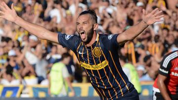 Larrondo celebra un gol contra Newell&#039;s en el cl&aacute;sico rosarino.