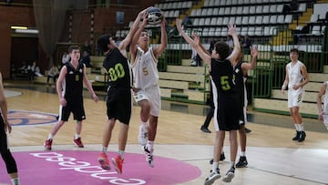 El Real Madrid y el Coosur Betis, durante la Minicopa