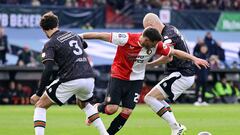 Feyenoord's Mexican forward #29 Santiago Gimenez (C) fights for the ball with NEC Nijmegen's Dutch defender #03 Philippe Sandler (L) and NEC Nijmegen's Dutch defender #17 Bram Nuytinck during the Dutch KNVB Cup Final match between Feyenoord and NEC Nijmegen at Stadium de Kuip, in Rotterdam on April 21, 2024. (Photo by Olaf Kraak / ANP / AFP) / Netherlands OUT