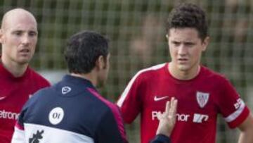 Valverde charla con Herrera.