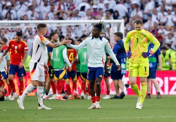 Toni Kross con Iñaki Williams tras finalizar el partido.