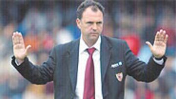 <B>PASÓ PÁGINA</b>. Caparrós olvidó el enfado de la noche anterior para valorar con optimismo la eliminatoria ante el Atlético de Madrid.