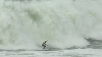 Natxo Gonzalez, tercero en el Nazar&eacute; Challenge 2018 de surf de olas grandes.