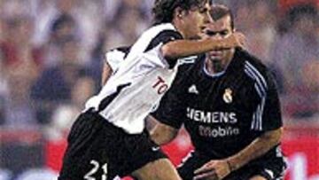 <B>GANÓ EL ARGENTINO</B>. Aimar superó a Zidane en el duelo de cerebros a pesar de jugar sólo 30 minutos.