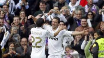 <b>FELIZ. </b>Higuaín se abraza con Di María tras marcar un gol en el Santiago Bernabéu.