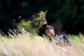 El polaco Adrian Meronk intentó en esta imagen llegar de la mejor manera del rough al green durante la ronda final del Betfred British Masters, en el Close House Golf Club de Newcastle Upon Tyne. De poco le valió llevarse la mitad de la hierba: quedó lejos de la cabeza, 21º, a once golpes de Renato Paratore, el vencedor.