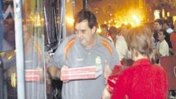 <b>TELEPIZZA, ¿DIGAME? </b>Cobián recoge parte del pedido de pizzas en el autobús a la salida de Mestalla.
