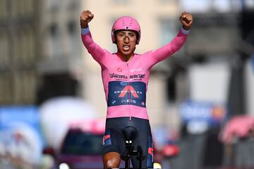 El corredor del Team INEOS - Grenadiers hizo historia en el deporte colombiano y se coronó campeón del Giro de Italia. Bernal mantuvo la ventaja en la clasificación general y tras la contrarreloj en la última etapa, se quedó con el título. 