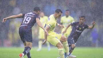 Momento en que se lleva a cabo el América vs Atlante bajo la lluvia.