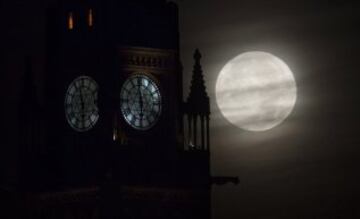 La superluna detr¨¢s de los edificios del Parlamento de Ottawa, la capital de Canad¨¢.