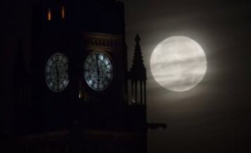 La superluna detrás de los edificios del Parlamento de Ottawa, la capital de Canadá.