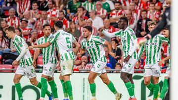 Los jugadores del Betis celebran el gol en San Mamés.