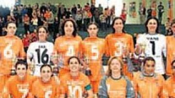 <b>OTRO POSADO. </b>Las chicas del Navalcarnero, con la Copa.