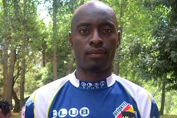 El nacido en camerún tuvo un paso bastante largo por Chile. En la foto posa con la camiseta de Provincial Osorno, club al que llegó en 2006.