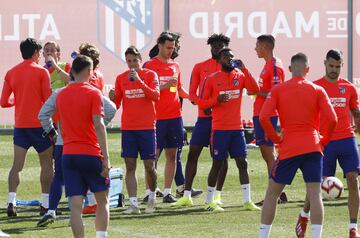 El conjunto dirigido por Diego Pablo Simeone se ha entrenado con la mente puesta en el partido de mañana frente al Villarreal de Javi Calleja.


