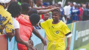 Awakhiwe Tshalibe, futbolista de Zimbabue inscrito en el primer equipo del Chicken Inn de la primera división nacional... con 14 años