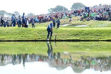 Rory McIlroy, golfista profesional norirlandés, golpea desde la orilla de un lago del Marco Simone Golf & Country Club de Roma.