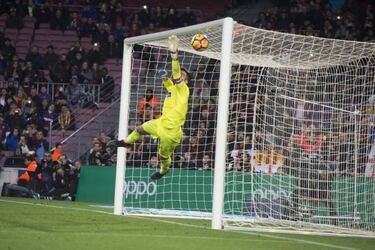 Barcelona 2 - 1 Alavés: Messi and Suárez goals extend Liga lead