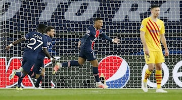1-0. Kylian Mbappé celebró el primer gol que marcó de penalti.