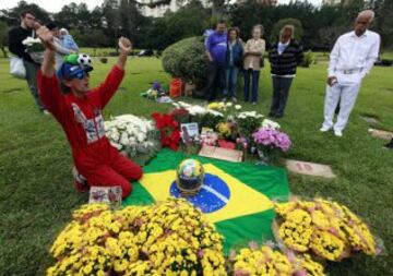 Las imágenes del homenaje al piloto brasileño Ayrton Senna en el circuito italiano ‘Enzo e Dino Ferrari’, donde perdió la vida hace veinte años.
