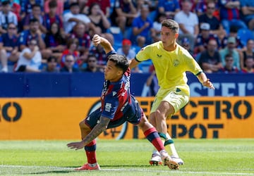 El centrocampista del Almería tenía ganas de estrenar su cuenta goleadora del curso (la temporada pasada hizo nueve goles en Primera), pero a pesar de hacerlo en dos ocasiones, su doblete no sirvió para sumar puntos. Del 2-0 al 2-2 con dos golazos. El primero, colocadita al palo; el segundo, de cabeza.