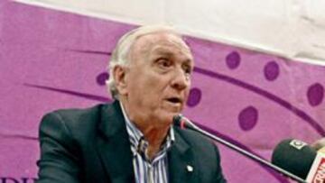 <b>SABIDURÍA. </b>El ex defensa central y ex entrenador José Emilio Santamaría fue el prestigioso invitado ayer en el Foro Huelva Odiel.