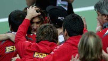 <b>PRIMER PUNTO. </b>El banquillo español se abalanza sobre David Ferrer tras derrotar a Radek Stepanek. Ferrero, presente en la primera ronda, felicita efusivo a su compañero.