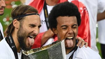 Gudelj (izq.), junto a Koundé.