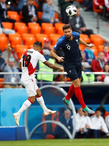 Olivier Giroud y Yoshimar Yotun.