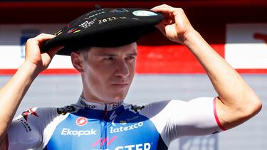 Remco Evenepoel se toca con la tradicional txapela para celebrar su victoria en la 41ª edición de la Clásica de San Sebastián.